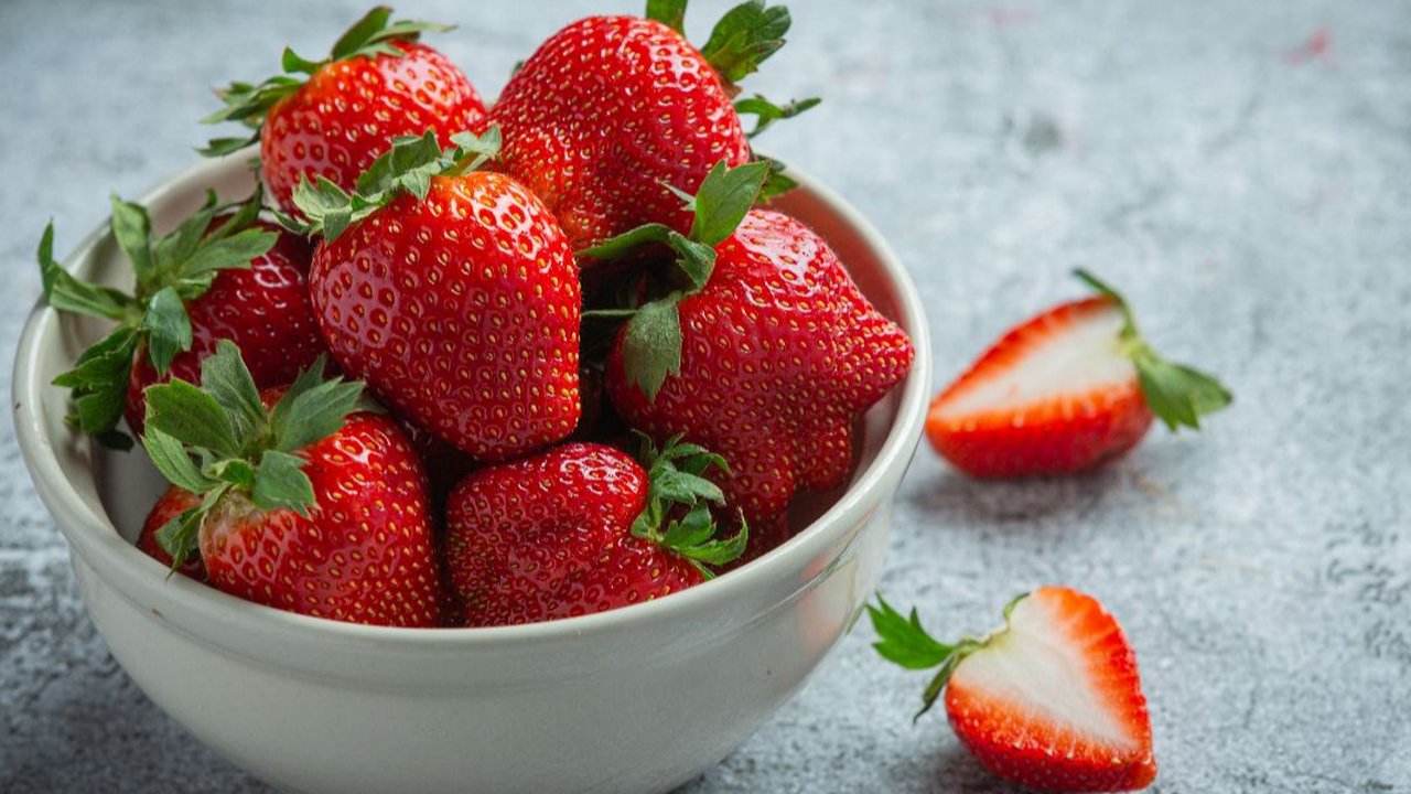 Bikin Harum Interior, Ini Manfaat Aroma Stroberi di Dalam Mobil