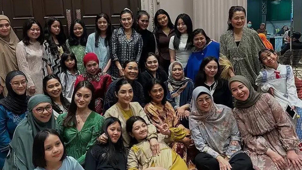 Potret kehangatan Liza Natalia dan Ashanty di acara bukber keluarga besar. (sumber: Instagram/ashanty_ash/lizanataliaofficial)