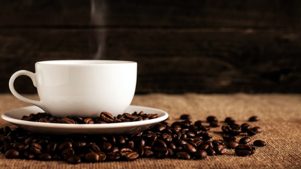 Ilustrasi kopi, biji kopi, coffee beans. (Photo by Mike Kenneally on Unsplash)