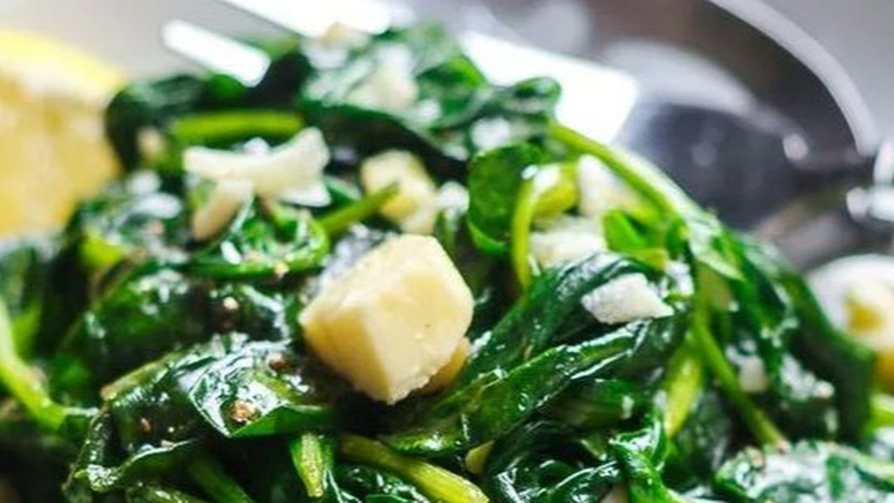 Bayam memiliki banyak manfaat untuk kesehatan tubuh. Yuk, simak fakta lengkap tentang manfaat bayam sekaligus cara mengkonsumsinya!