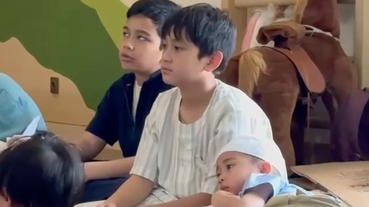 Gemes Banget, Ini Momen Rafathar Ikut Pesantren Kilat Sambil Momong Rayyanza dan Lily
