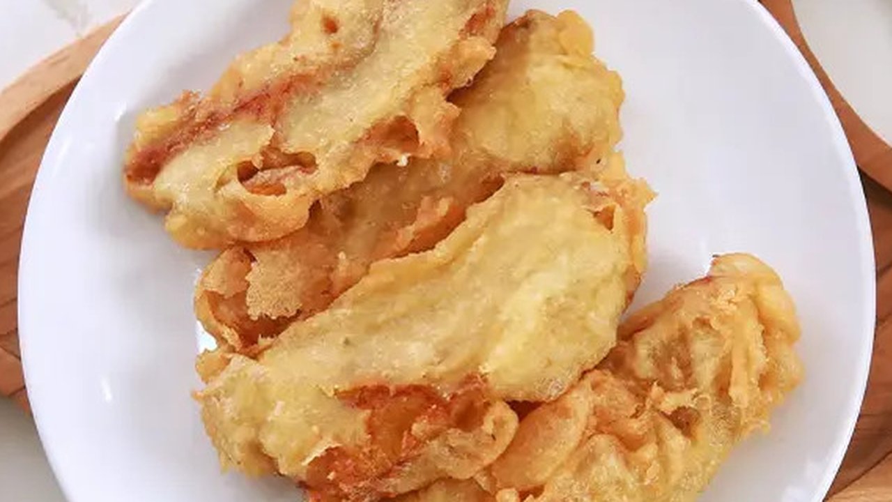 Pisang goreng tepung sambal roa di Desa Wisata Budo. (dok. Liputan6.com/Dinny Mutiah)