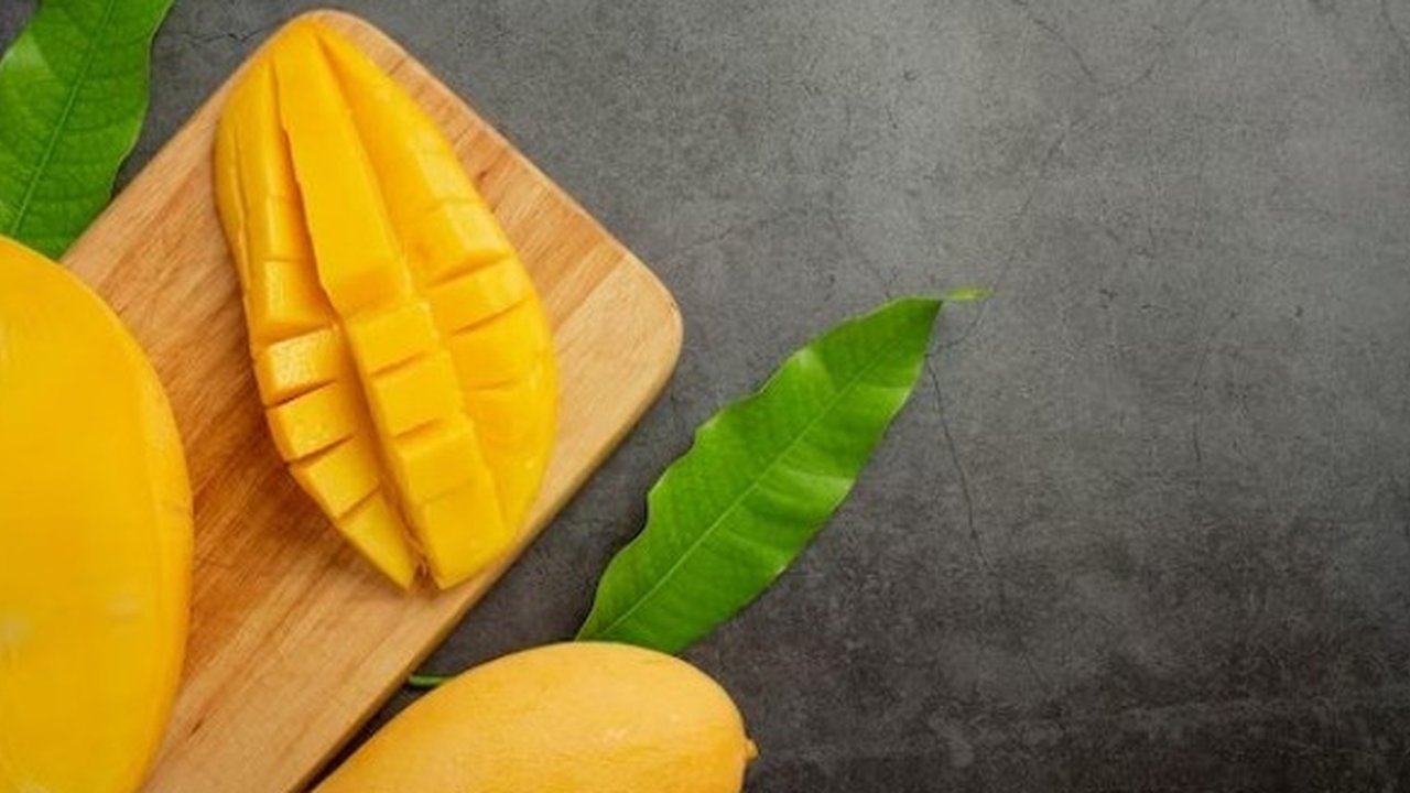 Buah mangga (Sumber: freepik.com/jcomp)