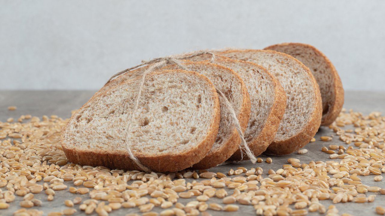 Sediakan roti gandum untuk membantunya mempersiapkan harinya dengan baik. (Foto: Freepik/azerbaijan_stockers)