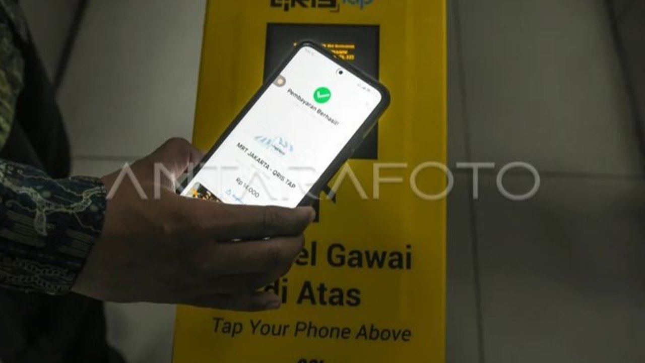 Bank Indonesia resmi meluncurkan QRIS Tap berbasis NFC, inovasi pembayaran digital yang lebih cepat, praktis, dan aman, kini tersedia di MRT, KRL, dan berbagai merchant.