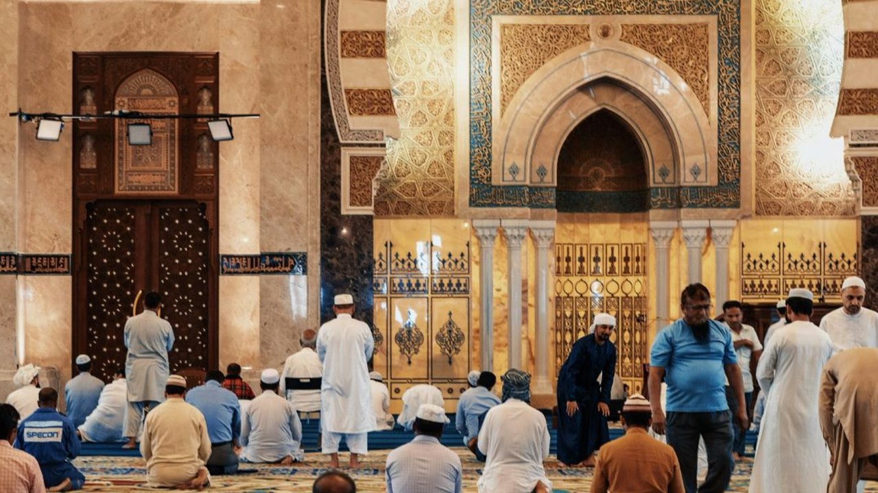 Desainer Ria Miranda ungkap 3 warna yang akan jadi tren fashion di Ramadan dan Lebaran 2024. Warnanya lebih cerah dibandingkan tahun sebelumnya.