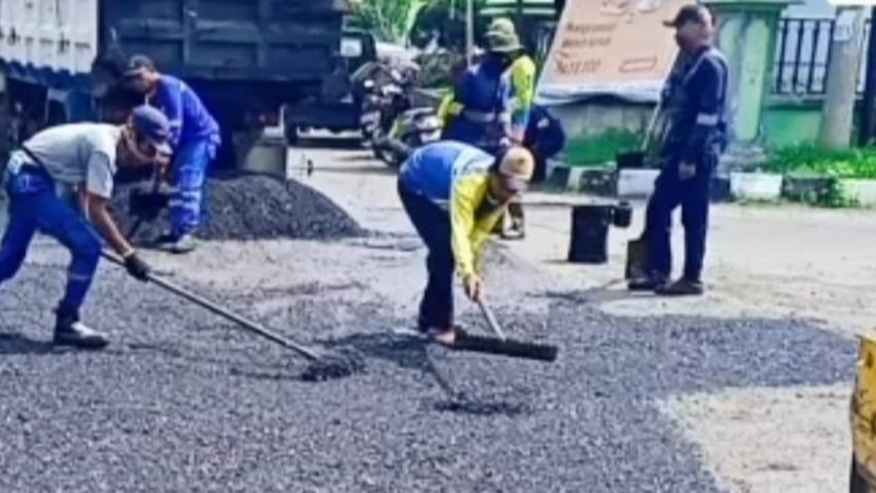 Pemerintah Kabupaten Karawang mulai memperbaiki jalur mudik Lebaran 2025 untuk memastikan keamanan dan kenyamanan pemudik, dengan fokus pada jalur alternatif dan jalan nasional.