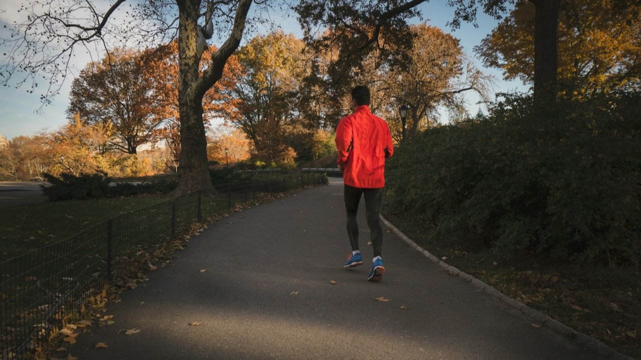 <p>Ilustrasi olahraga di pagi hari, joging, lari. (Photo by Arek Adeoye on Unsplash)</p>