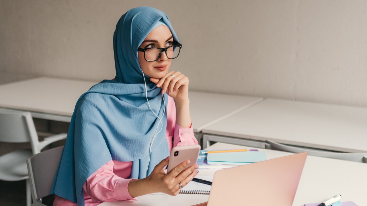 Keterampilan Vs Gelar Akademik, Mana yang Lebih Penting di Dunia Kerja?