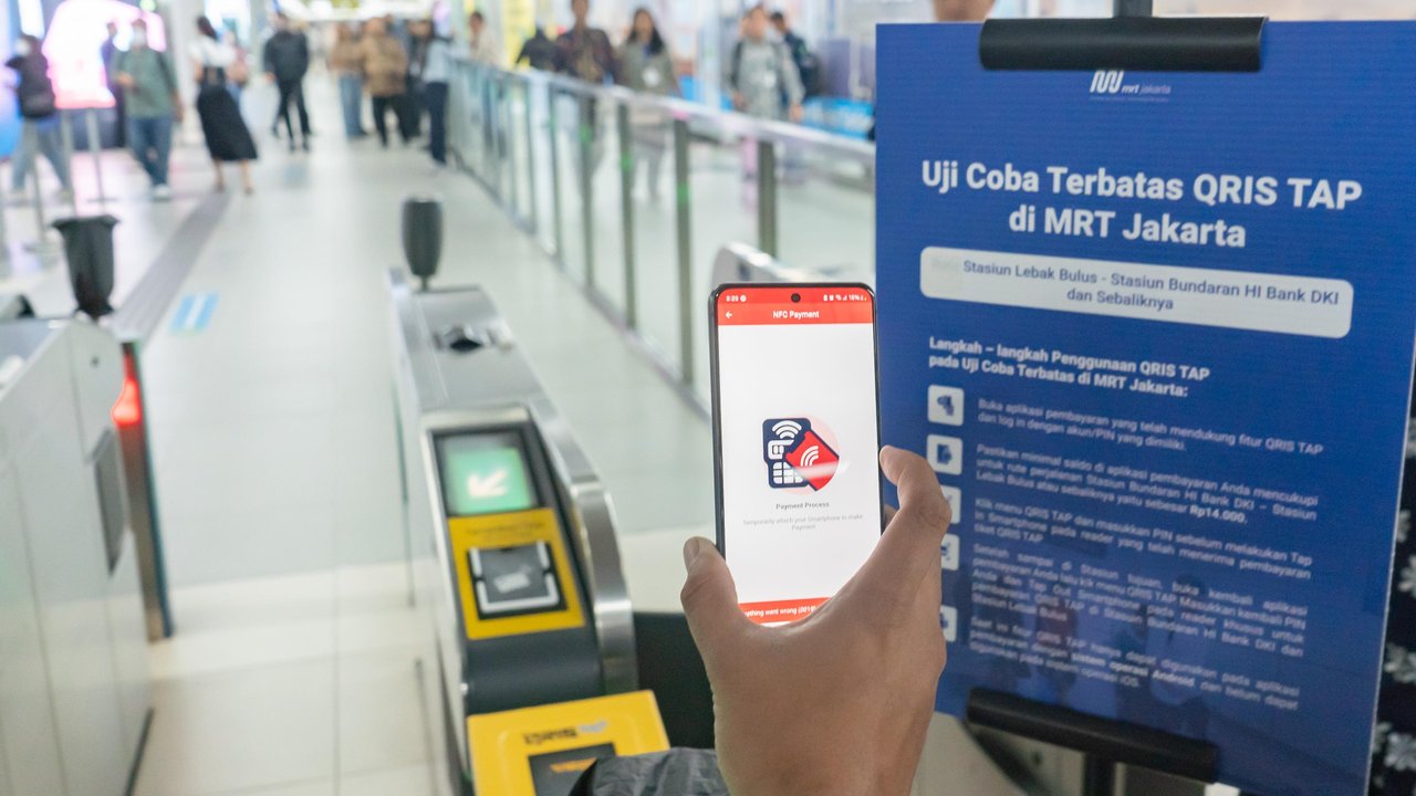 Naik MRT dan TransJakarta Kini BIsa Bayar Pakai QRIS Tap JakOne Mobile, Tinggal Tempel HP