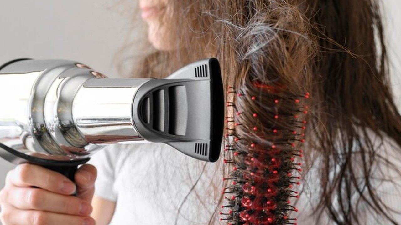 Temukan perawatan rambut yang menutrisi dan memperkuat dari akarnya agar rambut tetap sehat dan kuat. (Sumber: Freepik).