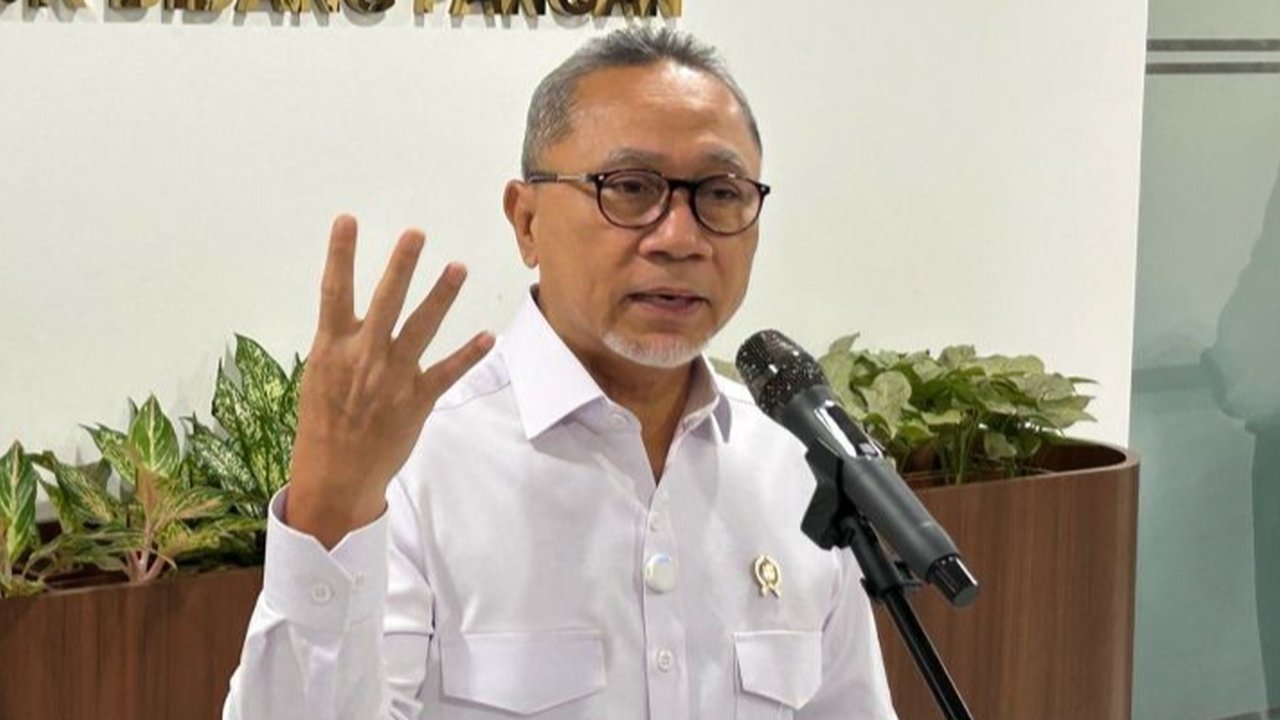 Menteri Koordinator Bidang Pangan, Zulkifli Hasan, optimis Indonesia surplus beras hingga 3 juta ton pada tahun 2025 dan tidak perlu impor beras lagi pada tahun 2026, berkat distribusi pupuk bersubsidi yang baik.