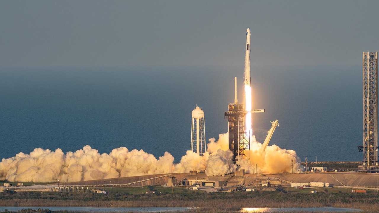 Roket SpaceX Falcon 9 dengan kapsul Crew Dragon Endurance yang membawa misi Crew-10 lepas landas di Kennedy Space Center NASA di Florida, AS  (14/03/2025).