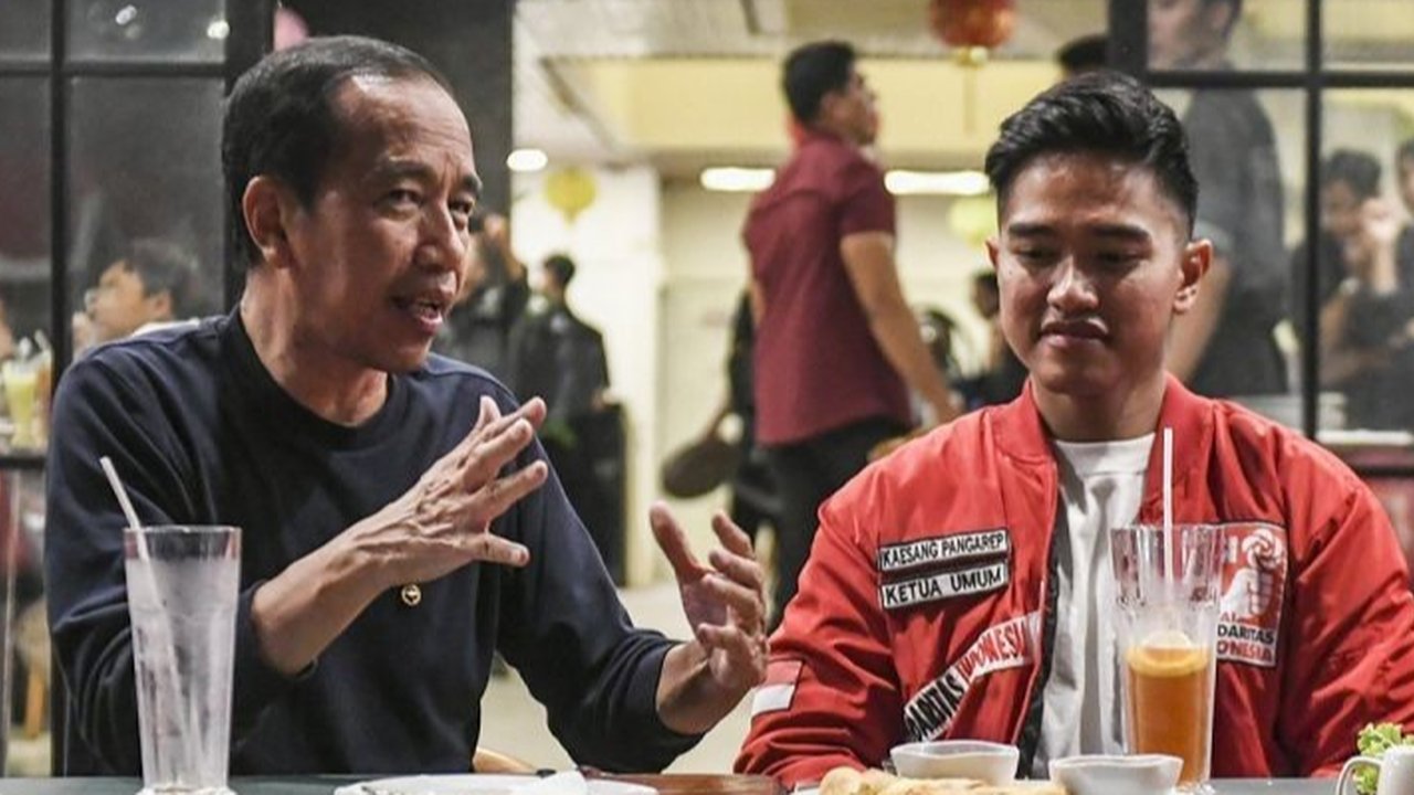 Pengamat politik menilai pernyataan Jokowi soal partai terbuka sebagai kode dukungan terhadap PSI, yang dipimpin putranya, Kaesang Pangarep, dan  menunjukkan potensi PSI sebagai partai besar di masa depan.