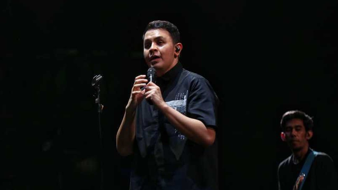 Lagu 'Hati-Hati di Jalan' sudah ditunggu para penggemar. Banyak penonton yang ikutan bernyanyi bahkan tanpa perlu diminta, menunjukkan interaksi yang nyata.