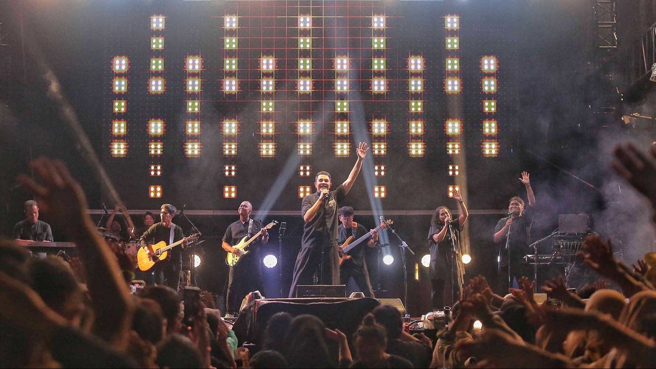Penyanyi Tulus saat memeriahkan KapanLagi Buka Bareng BRI Festival 2025 yang digelar di Plaza Parkir Timur Gelora Bung Karno, Senayan, Jakarta, Sabtu (15/3/2025).
