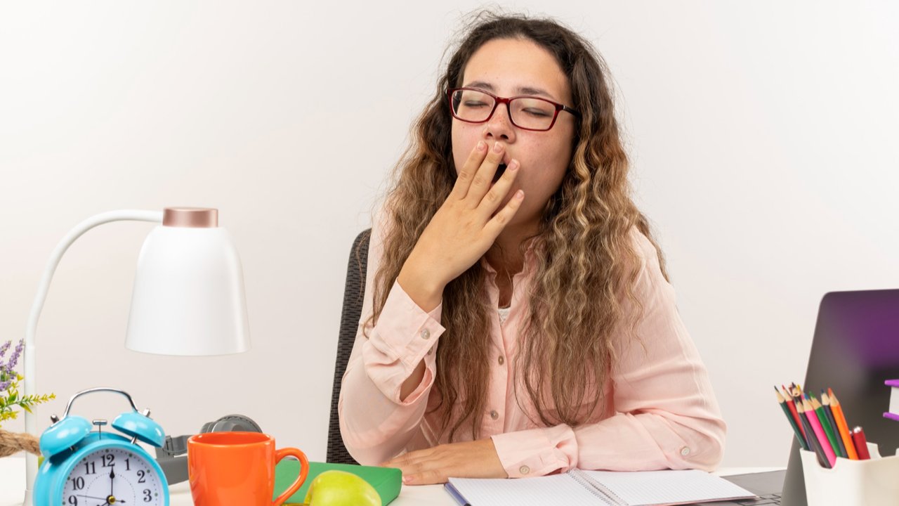 Ilustrasi pria tidur, bermimpi. (Photo by Shane on Unsplash)