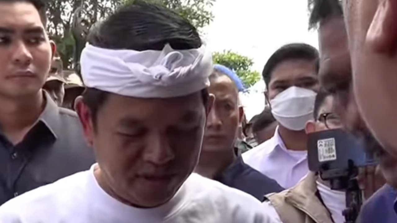 Dedi Mulyadi Temui Warga Bekasi Pakai Kaos Bertuliskan ‘Thanks God for Good Karma’