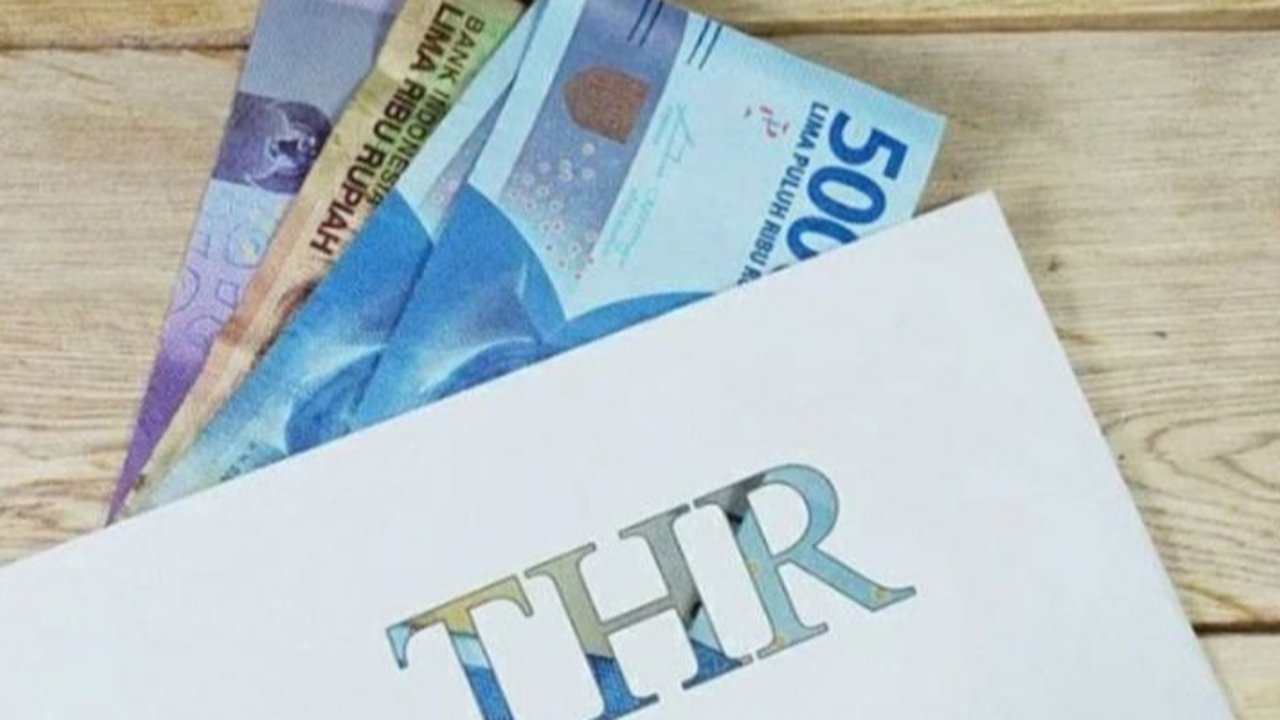 Kesbangpol Karawang melarang Ormas/LSM meminta THR ke perusahaan karena tidak sesuai UU No.17 Tahun 2013 tentang Organisasi Kemasyarakatan dan berpotensi mengganggu iklim investasi.