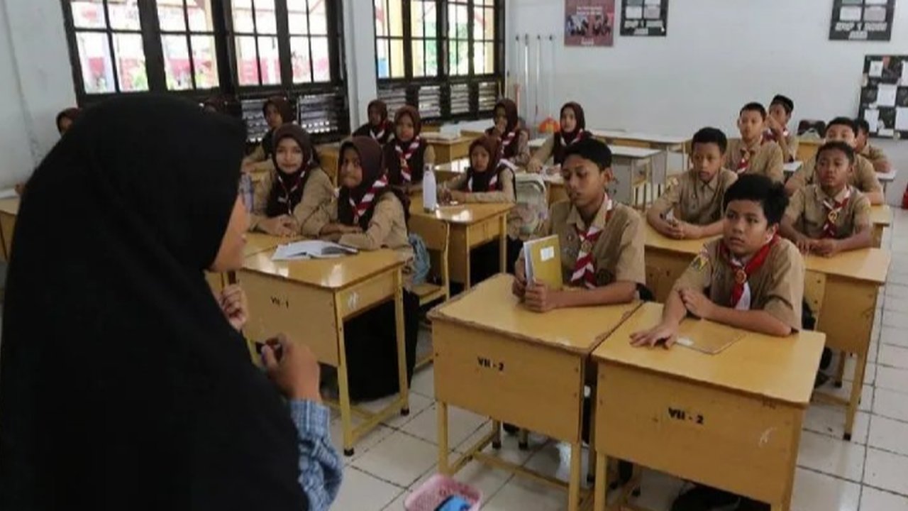Kemendikbudristek mengusulkan tiga alternatif perubahan tata kelola guru dalam RUU Sisdiknas untuk mengatasi krisis guru di Indonesia, termasuk rekrutmen terpusat dan pengelolaan oleh pemerintah pusat.