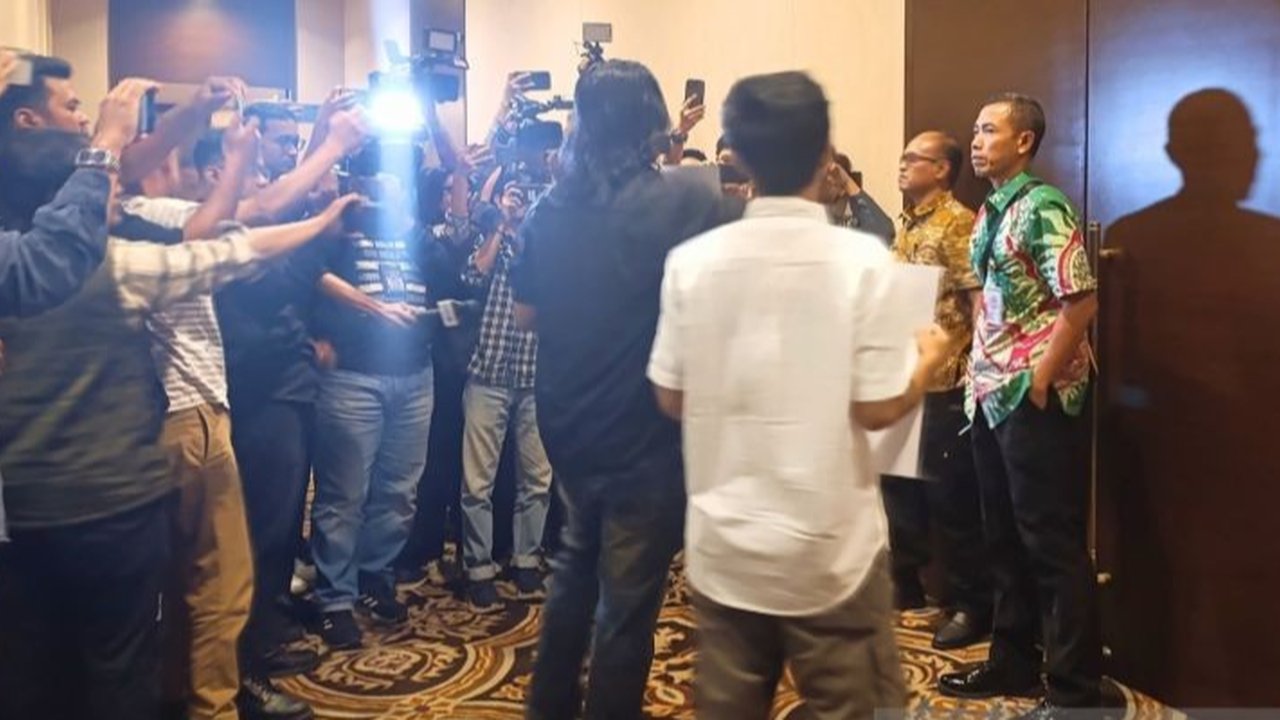 Koalisi masyarakat sipil memprotes pembahasan tertutup RUU TNI yang dinilai bermasalah dan berpotensi melemahkan demokrasi serta HAM di Indonesia.