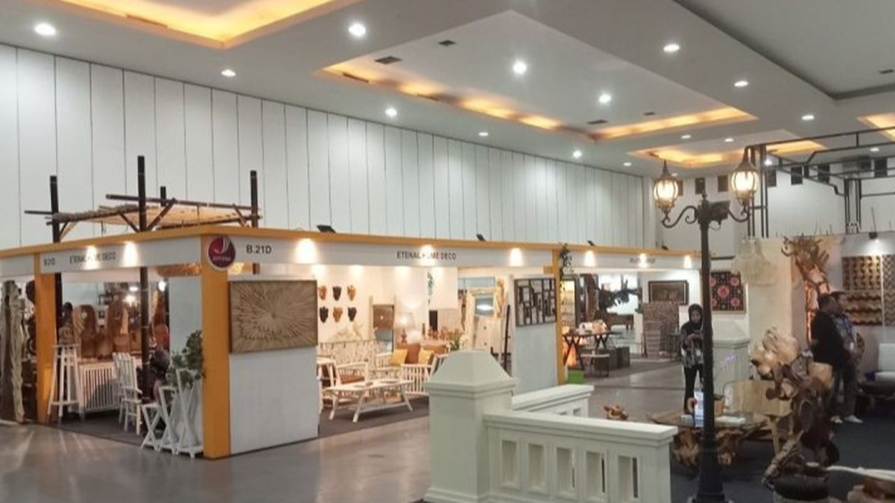 Industri furnitur Indonesia mencatatkan ekspor sebesar 1,91 miliar dolar AS pada tahun 2024, dengan potensi pasar global yang masih sangat besar dan didominasi pasar Amerika Serikat, Uni Eropa, dan Jepang.