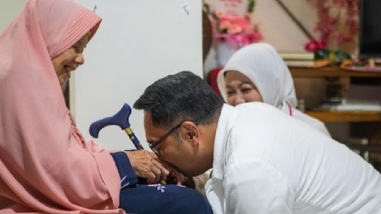 Ridwan Kamil Sungkem ke Ibunda Sebelum Kembali ke Jakarta