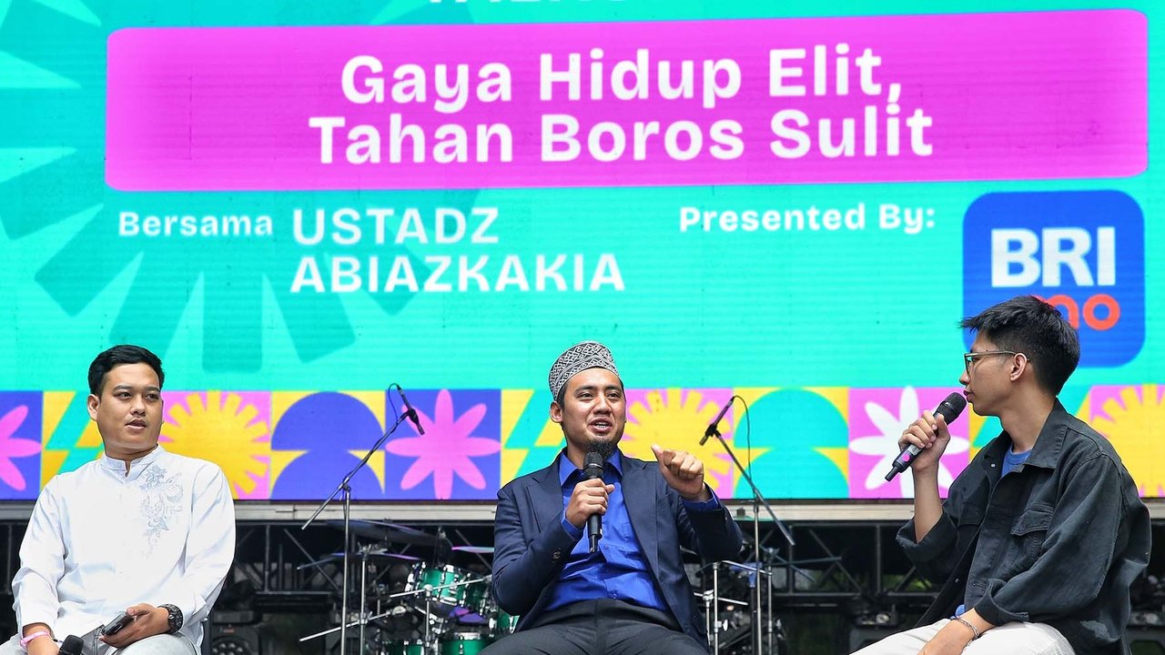 Penceramah Ustadz Abiazkakia saat talkshow menjelang buka puasa saat KapanLagi Buka Bareng BRI Festival 2025 yang digelar di Plaza Parkir Timur Gelora Bung Karno, Senayan, Jakarta, Minggu (16/3/2025).