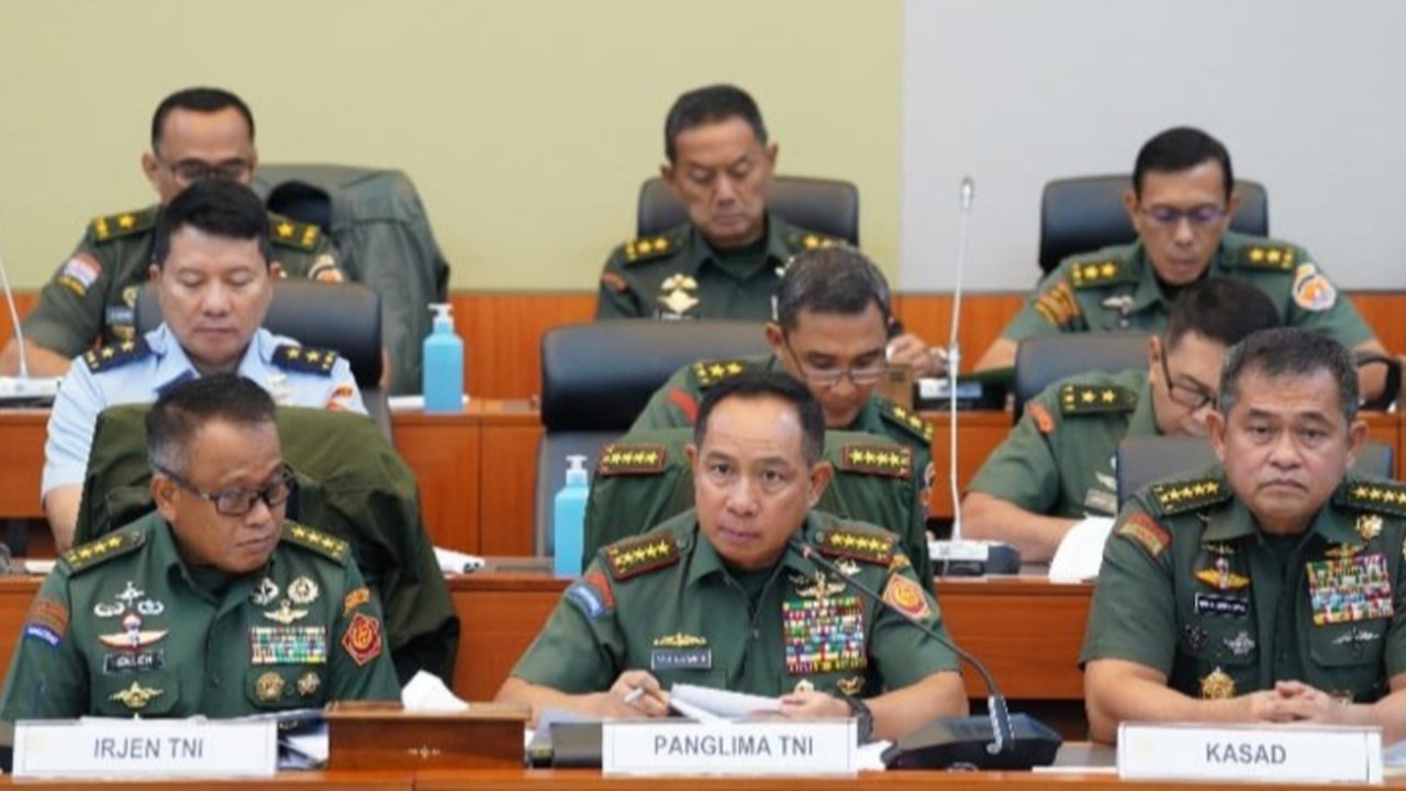 Panglima TNI Jenderal Agus Subiyanto melakukan rotasi dan mutasi besar-besaran terhadap 86 perwira tinggi (Pati) TNI dari tiga matra, termasuk pergantian Kapuspen TNI dan Pangdam IX/Udayana.