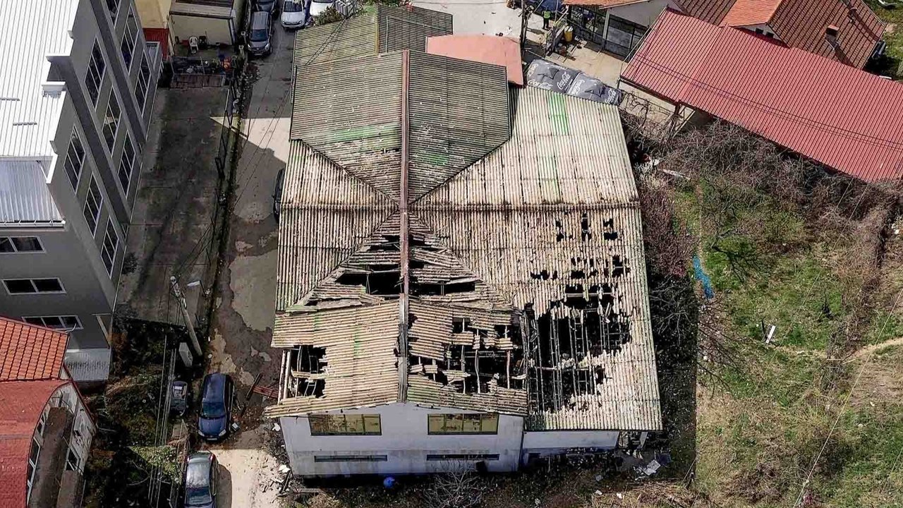 Klub malam yang terbakar di Kocani, Makedonia, Minggu (16/03/2025).
