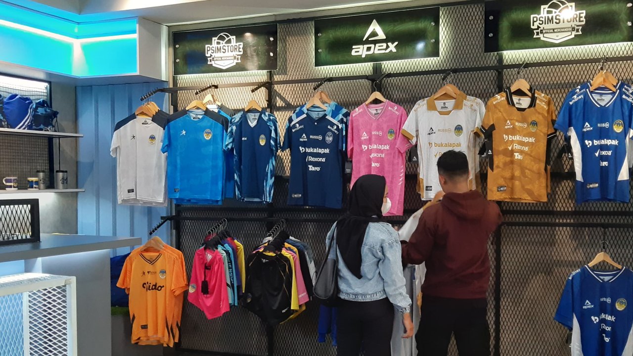Fans PSIM Berkunjung ke PSIM Store untuk Membeli Jersey
