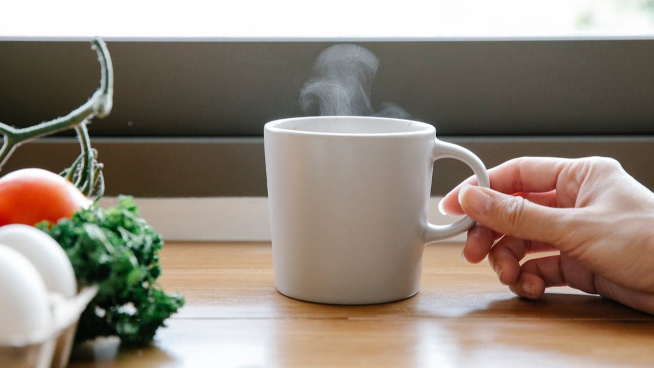 Ilustrasi Masker Alami Wajah dari Tomat dan Kopi