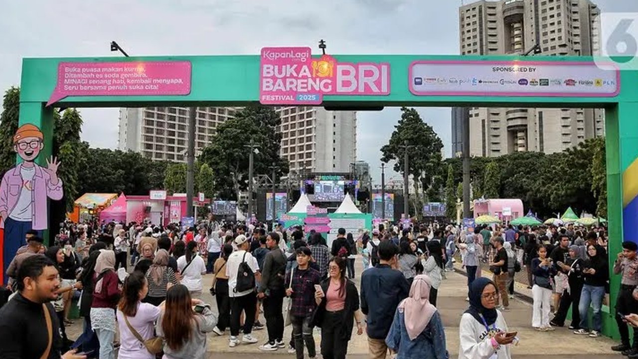 Suasana pengunjung memadati pintu masuk KLBB BRI Festival 2025.
