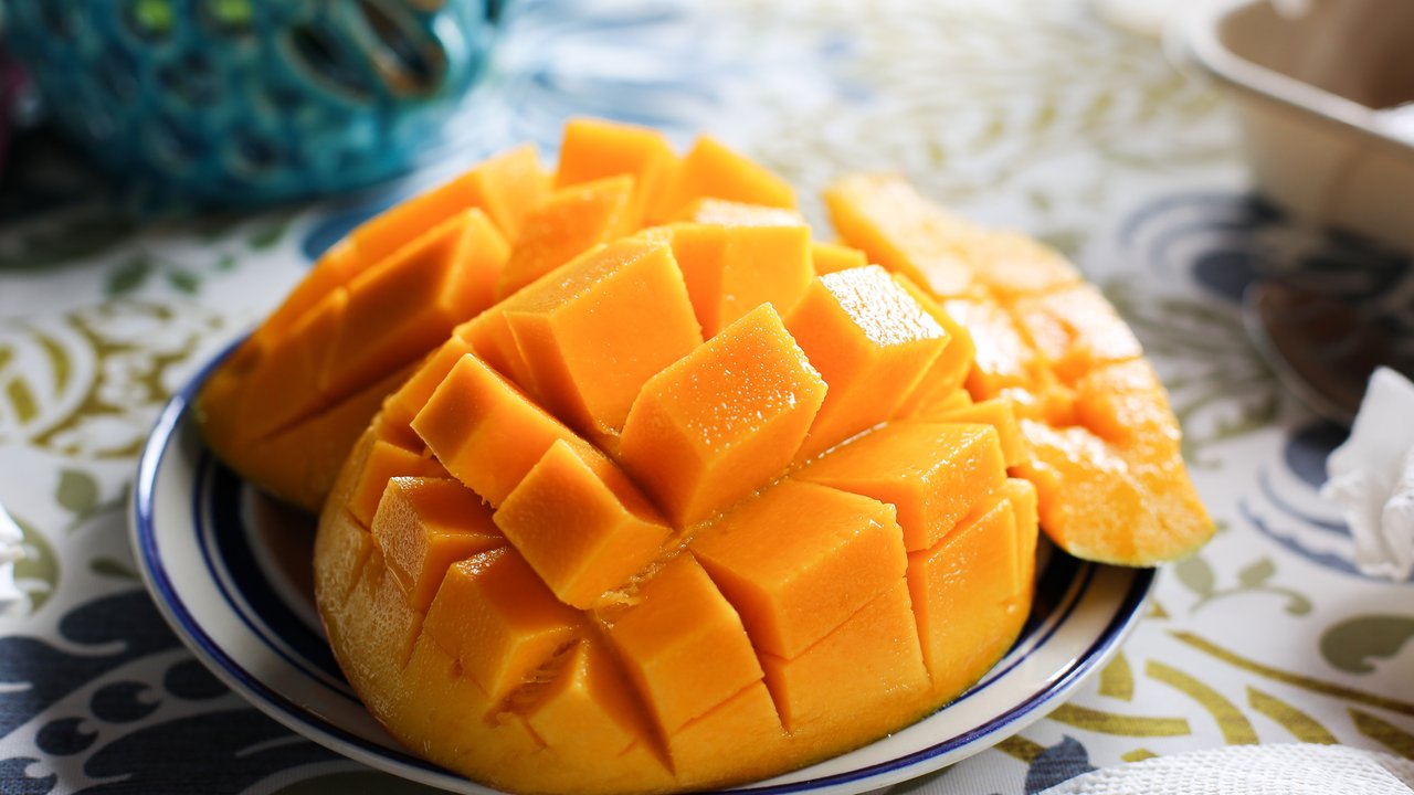 Terakhir kamu bisa buat salad dengan menggunakan buah mangga dan alpukat, berikut caranya. (Foto: Unsplash.com/esirae Hayes-Vitor)