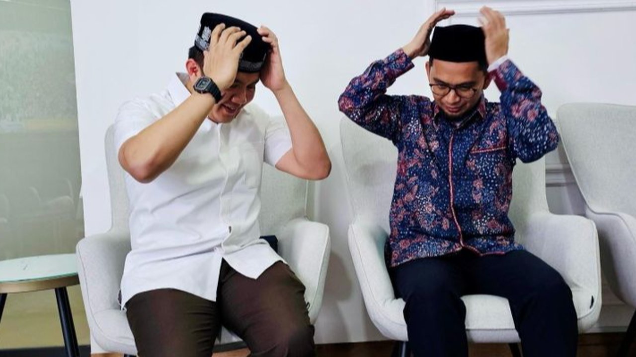 Momen Letkol Teddy Tukar Peci dengan Ustaz Adi Hidayat