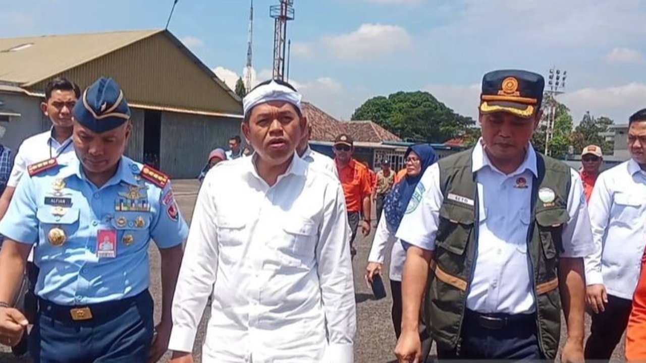 Gubernur Jawa Barat Dedi Mulyadi memilih untuk tidak berkomentar terkait penggeledahan rumah mantan Gubernur Ridwan Kamil oleh KPK dalam kasus dugaan korupsi di Bank BJB, meskipun memastikan operasional bank tetap berjalan.