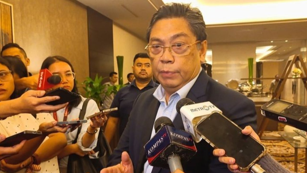 dua orang masuk ke rapat tertutup RUU TNI
