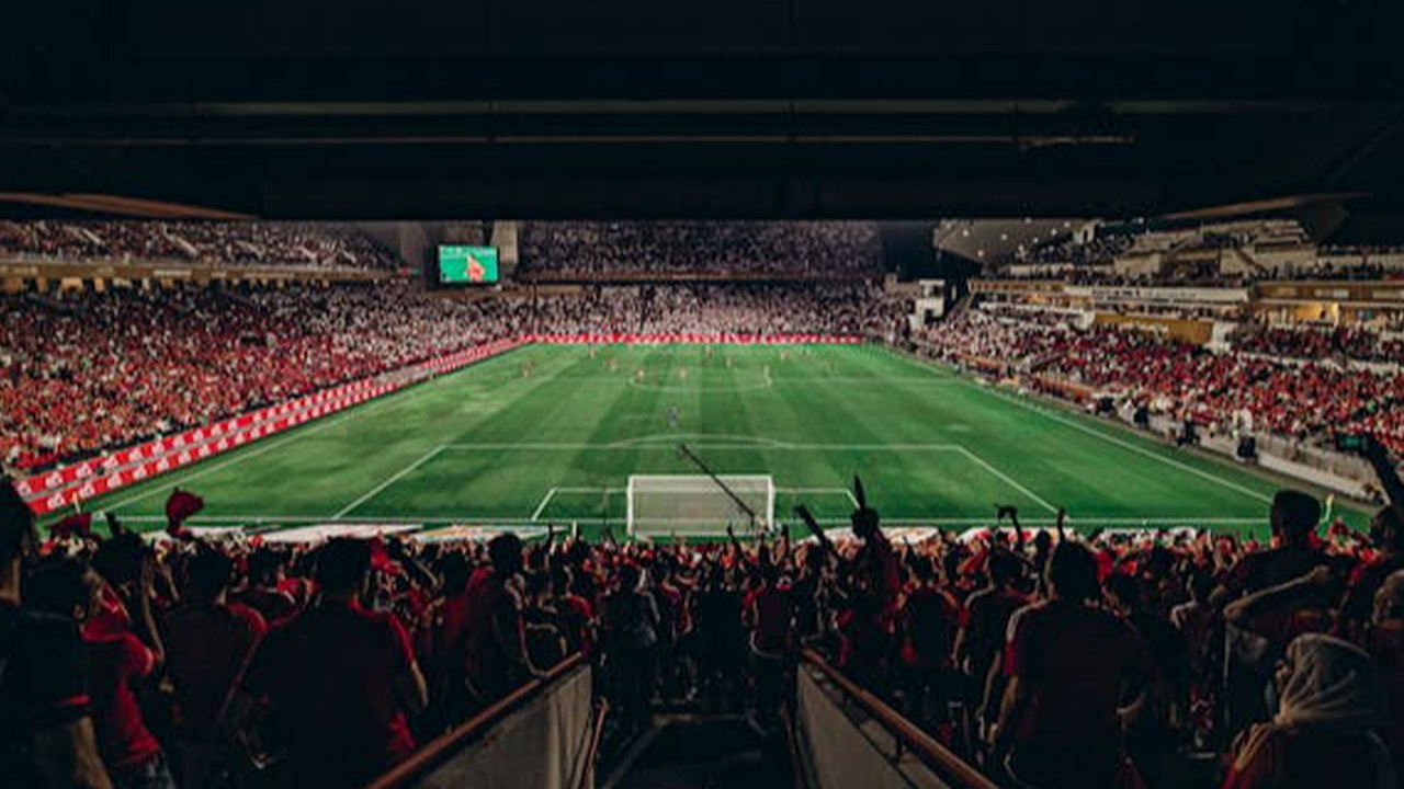 Ilustrasi Sekelompok Orang yang sedang Menonton Sepak Bola di Layar Kaca dan terlihat Kecewa