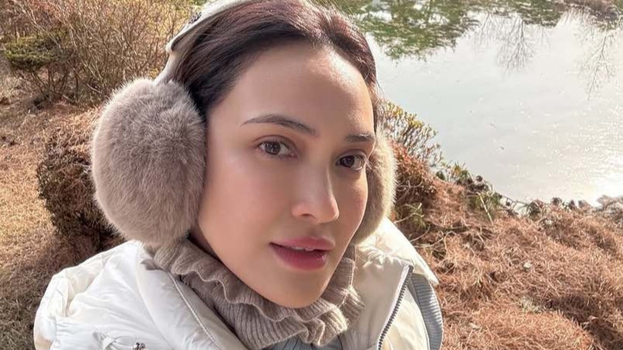 Selfie Shandy di musim dingin dengan pemandangan yang sangat cantik. Tapi Shandy juga nggak kalah cantik!