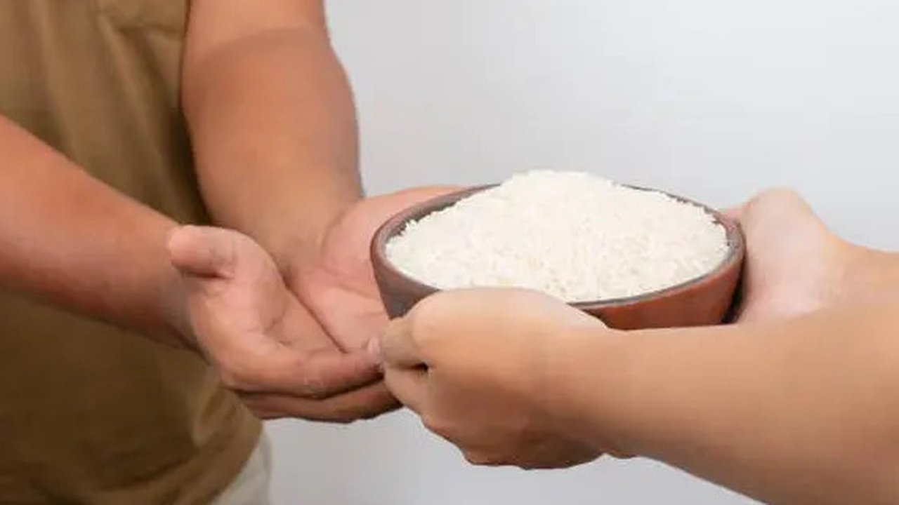 Zakat fitrah merupakan zakat yang dikeluarkan sebagai bentuk pembersihan diri sekaligus untuk membantu kelompok yang kurang beruntung.