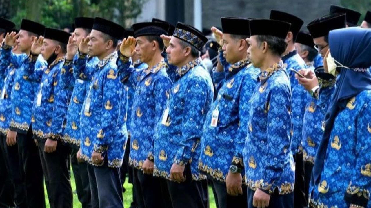 Pemberian THR, tunjangan kinerja, dan gaji ke-13 kepada ASN di tahun 2025 memberikan dampak positif pada perekonomian daerah, terutama pada peningkatan konsumsi dan efek pengganda.