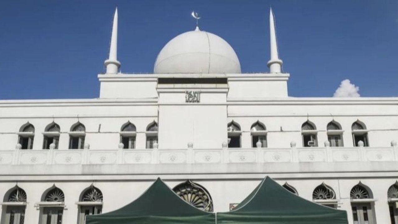 Masjid Agung Al-Azhar Jakarta Selatan menargetkan pengumpulan zakat, infak, sedekah, dan wakaf (ZISWAF) sebesar Rp4,8 miliar pada tahun 2025 untuk disalurkan kepada masyarakat yang membutuhkan.