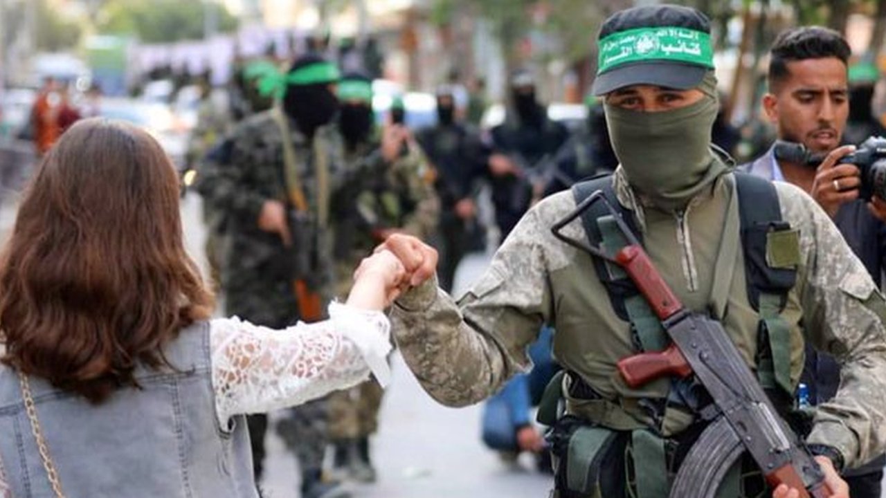 Hamas membebaskan tiga sandera Israel di Gaza sebagai bagian dari kesepakatan gencatan senjata yang melibatkan pertukaran tahanan dengan Israel, memicu reaksi beragam dari kedua belah pihak.