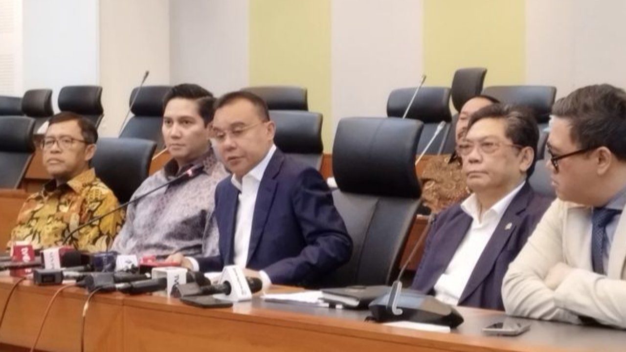Wakil Ketua DPR, Sufmi Dasco Ahmad, membantah isu pembahasan RUU TNI di hotel karena dikebut, menegaskan rapat bersifat terbuka dan sesuai mekanisme.