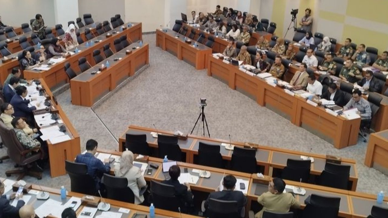 Komisi I DPR RI menggelar rapat kerja dengan Menhan dan Menkum membahas revisi UU TNI No. 34 Tahun 2004, guna menyesuaikan dengan dinamika hukum dan geopolitik terkini.
