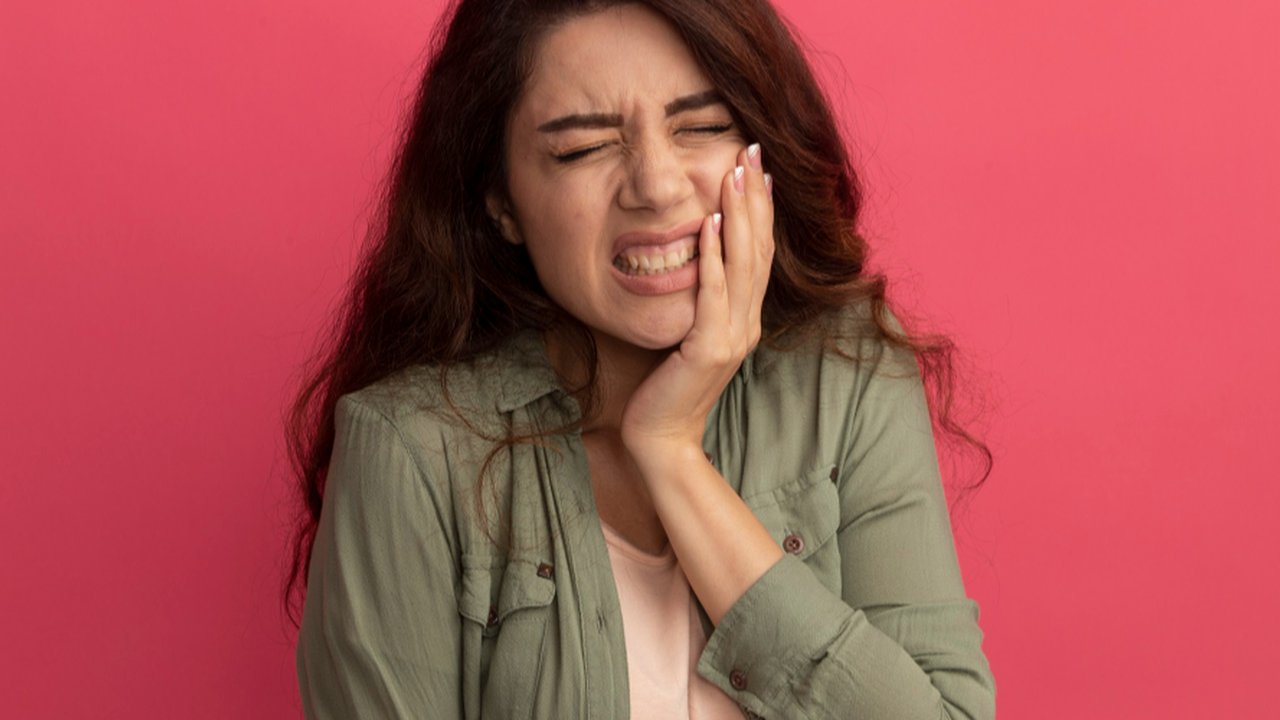 Ilustrasi Pria yang sedang Merasakan Sakit sambil Memegang Pipinya