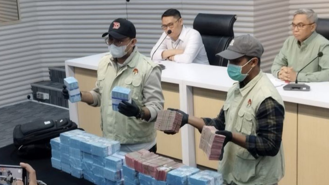 Komisi Pemberantasan Korupsi (KPK) mengungkap kasus dugaan suap proyek di Ogan Komering Ulu (OKU), Sumatera Selatan, di mana sejumlah anggota DPRD menagih fee proyek kepada Kepala Dinas PUPR sebelum lebaran.