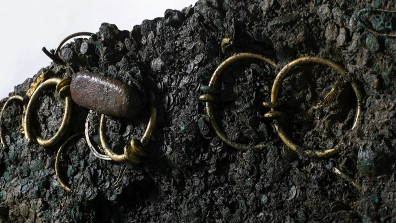 Pendetektor Metal Temukan Harta Karun Bangsa Celtic, Berisi 70.000 Keping Koin Perak dan Perhiasan Emas