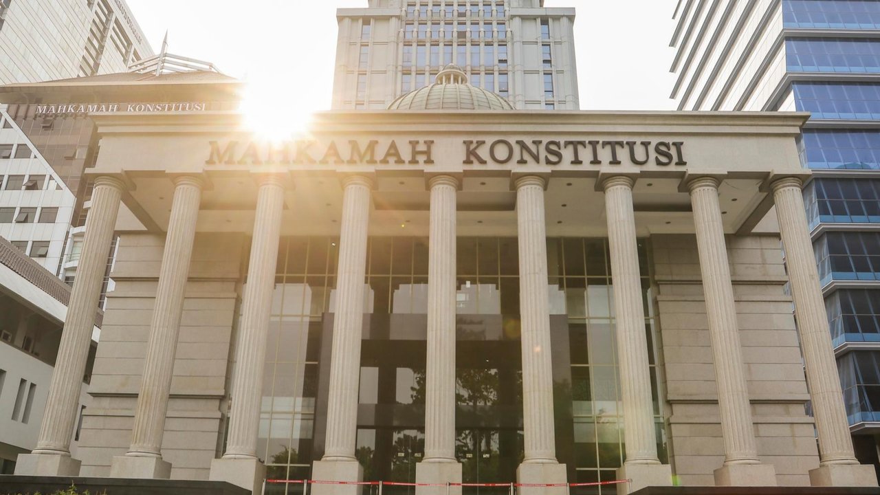 Gedung Mahkamah Konstitusi (MK), Jakarta, Rabu (26/6/2019). Kepolisian memperketat penjagaan di sekitar Gedung MK dengan kawat berduri, kendaraan lapis baja, serta ratusan personel. (merdeka.com/Iqbal S. Nugroho)