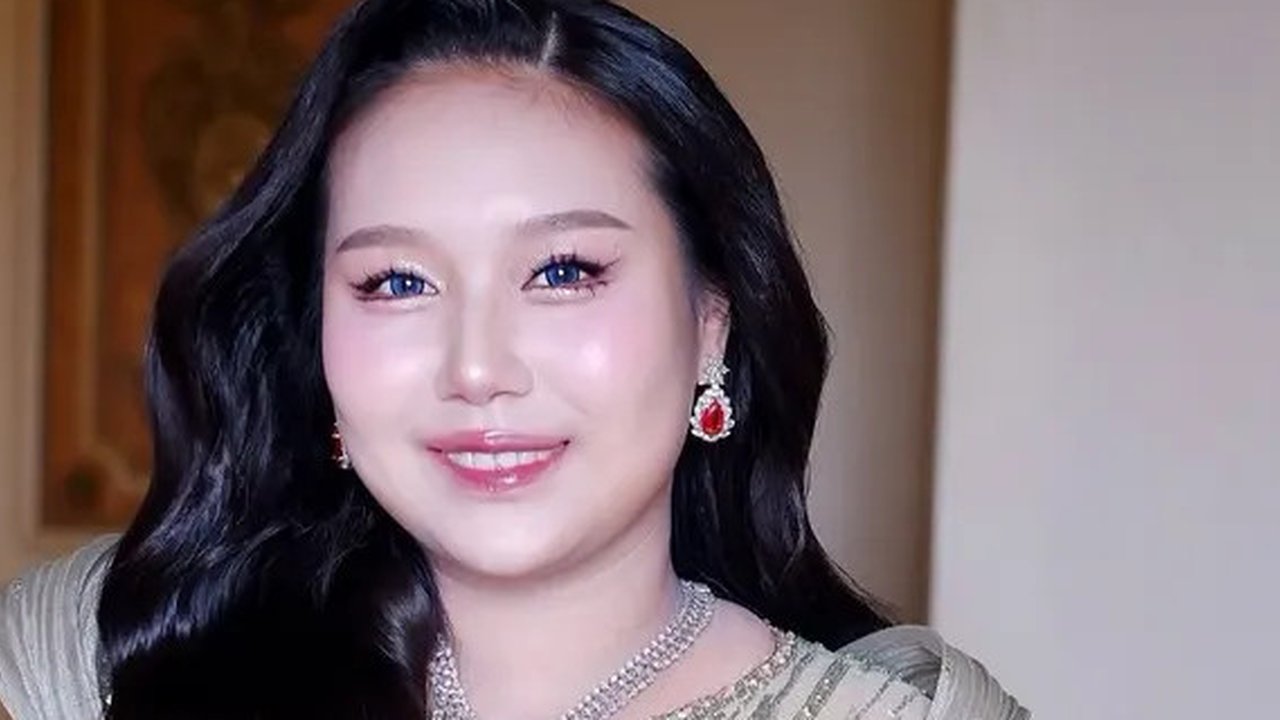 Potret Sisca Kohl di acara Sangjit Jessica Jane, tampil memukau dengan Soft Douyin Makeup. (sumber: Instagram/mariapangestu)